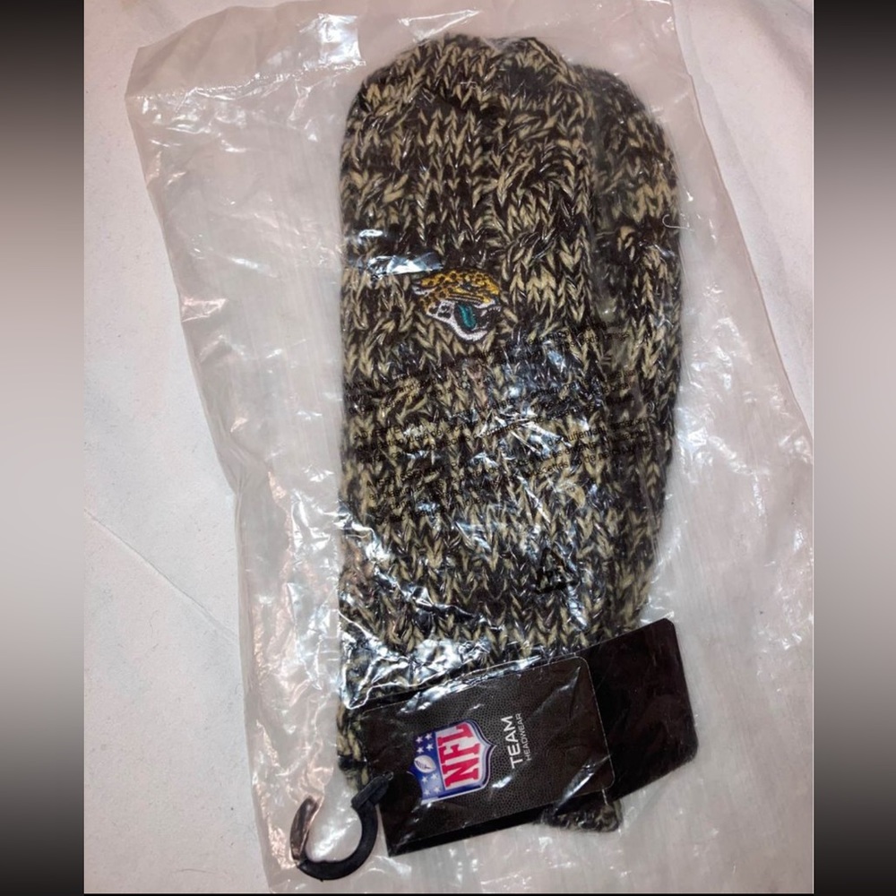 New w/ tag Jacksonville Jaguars Brilyn OTS NFL headwear Mitten Gloves Adult Size - Picture 6 of 7